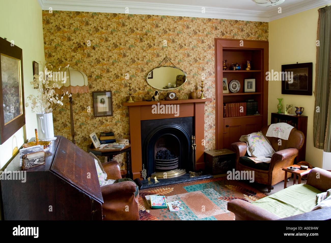 Old fashioned living room hi-res stock photography and images - Alamy