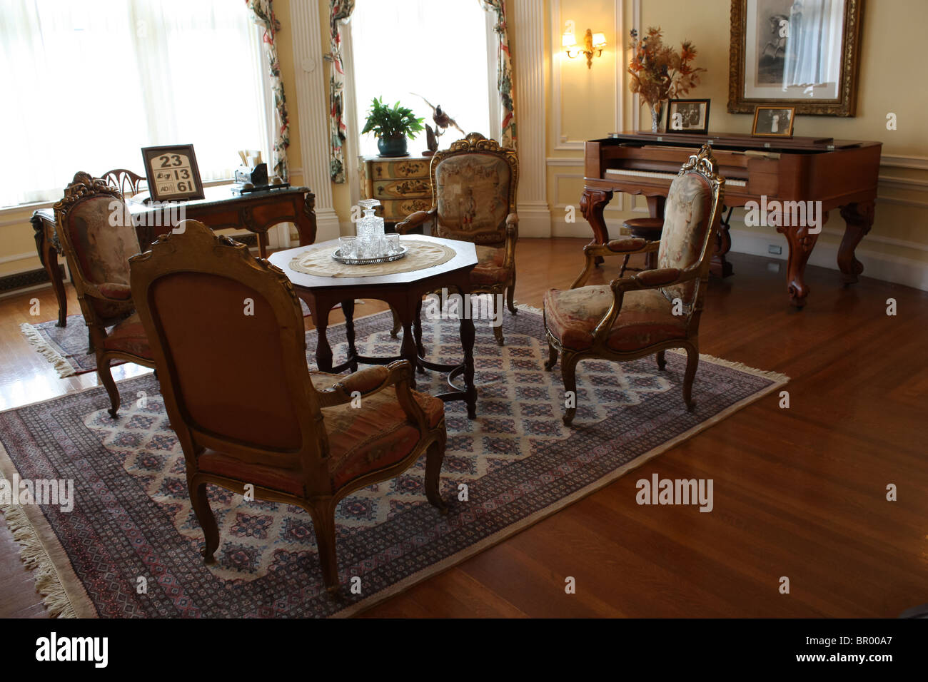 vintage retro living family room chair table Stock Photo - Alamy