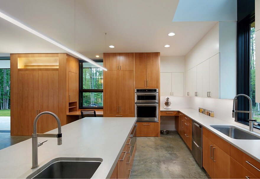 This Two-Story House Has a Central Living Room that Can Be Fully Opened