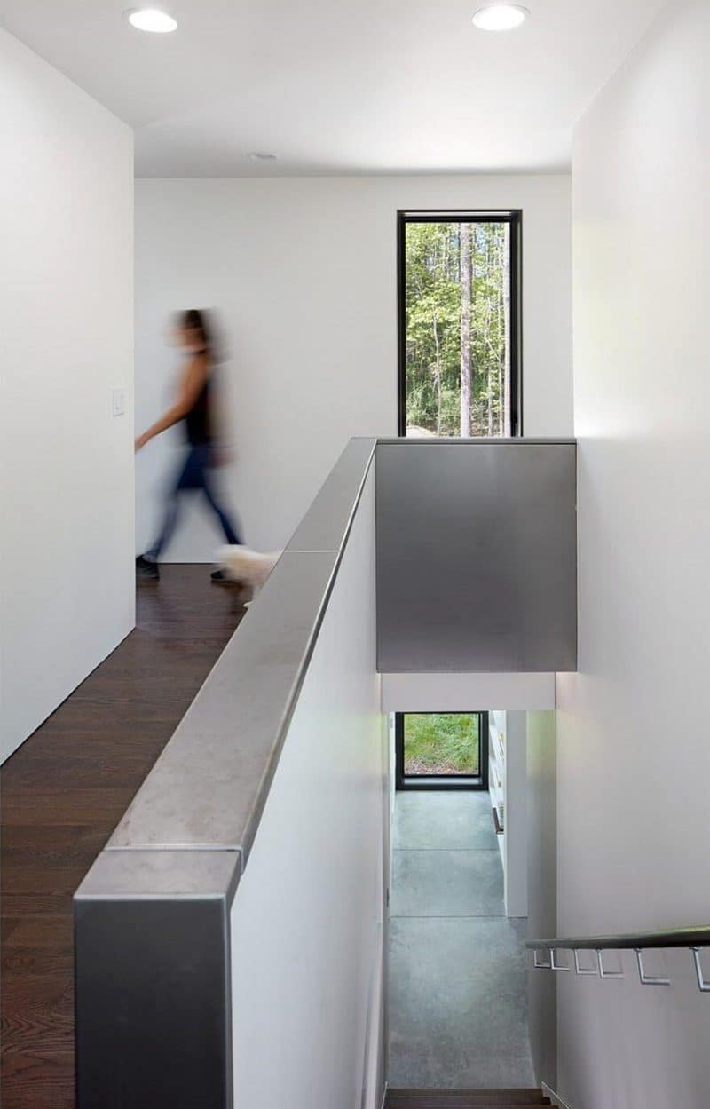 This Two-Story House Has a Central Living Room that Can Be Fully Opened