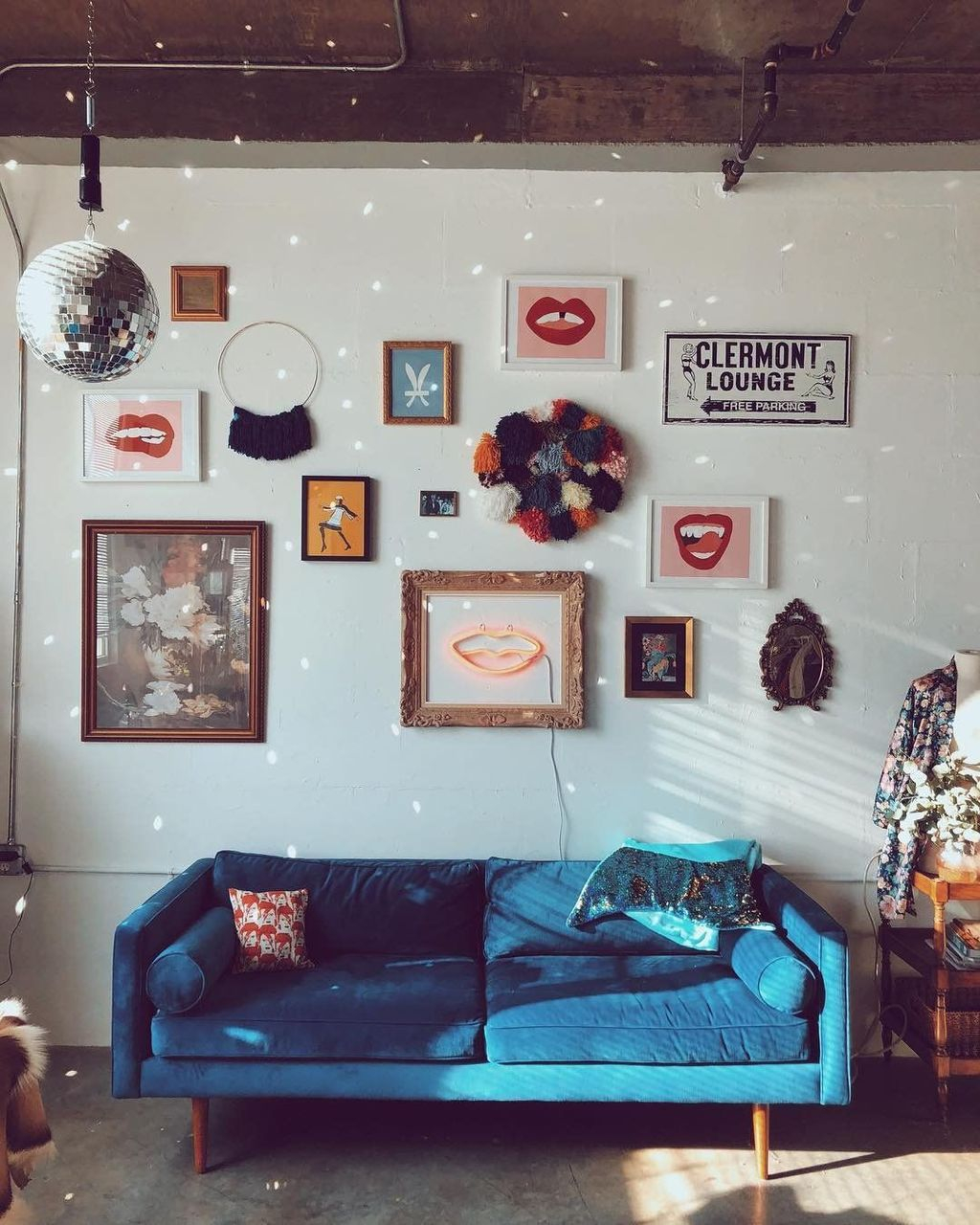 Brilliant Living Room Wall Gallery Design Ideas 03 – HOMYSTYLE