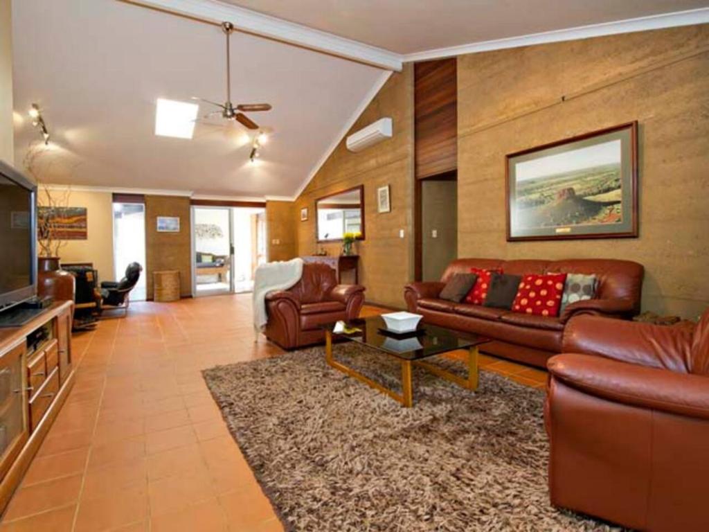 KINGFISHER – Pet Friendly – Margaret River - IN HOUSE HOLIDAYS