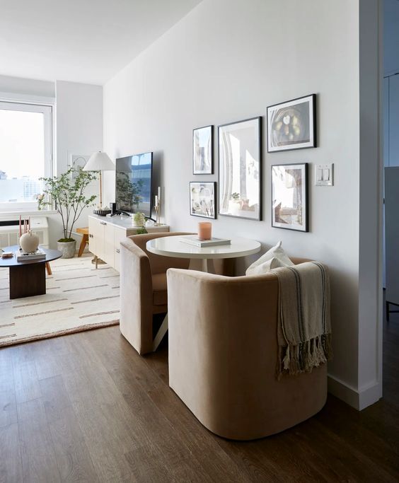 Maximize Your Space with Chic Small Living Room Layouts – plixro.com
