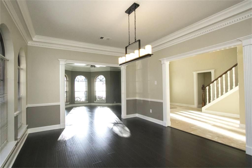 Two-Tone Living Room Walls: A Guide to Creating a Stylish and Inviting ...