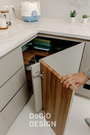Warm Modern Kitchen - Decio Design | Archify Indonesia