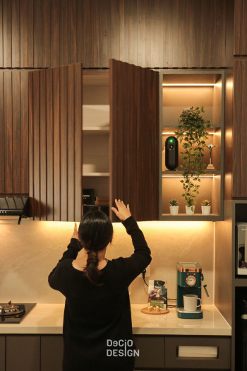 Sleek & Warm Modern Kitchen - Decio Design | Archify Indonesia