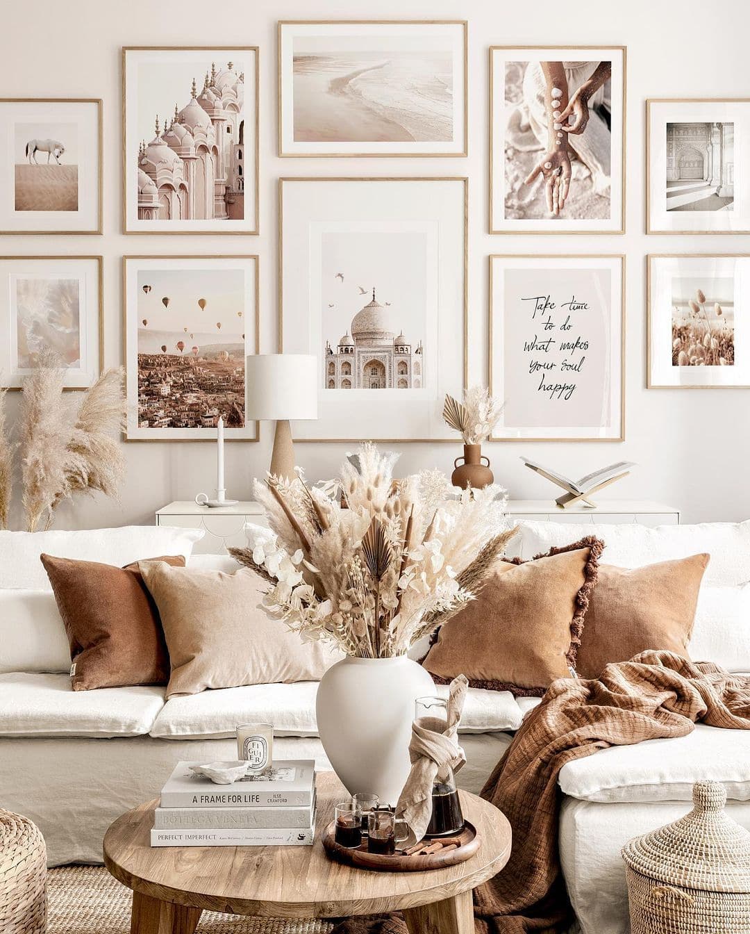 29 Cozy And Inviting Fall Living Room Décor Ideas - DigsDigs