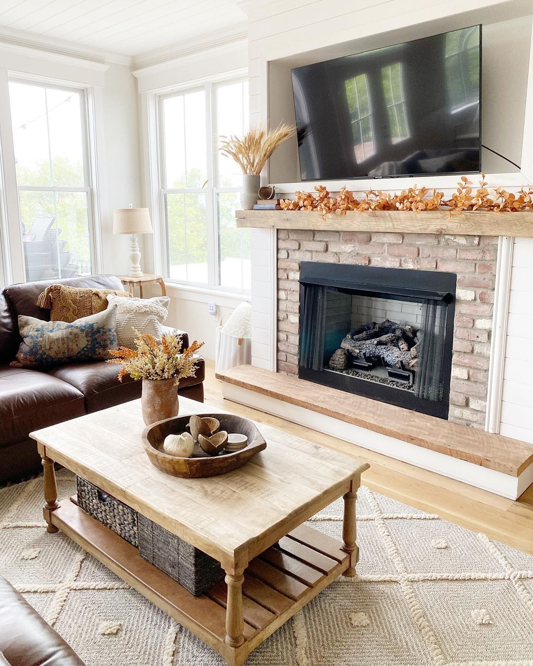 29 Cozy And Inviting Fall Living Room Décor Ideas - DigsDigs