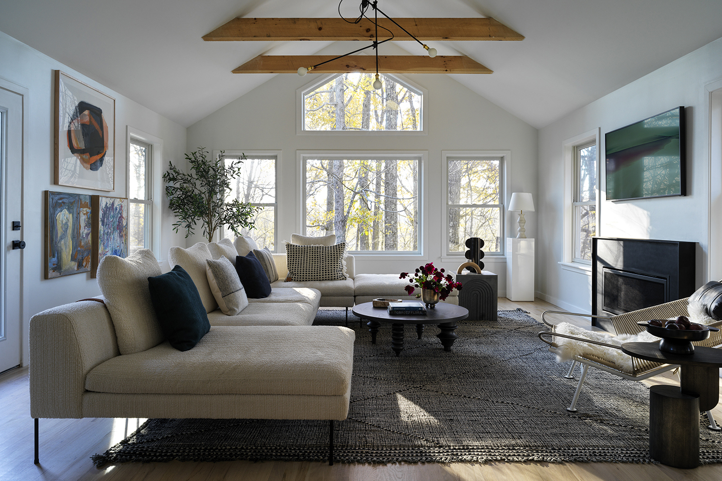 9 Modern Farmhouse Living Rooms That Balance Cozy and Cool