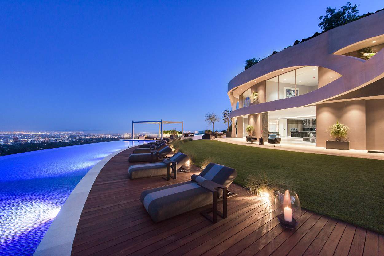 Ultra-Modern Brentwood Mansion Pays Tribute to Ocean Waves, Math & the ...