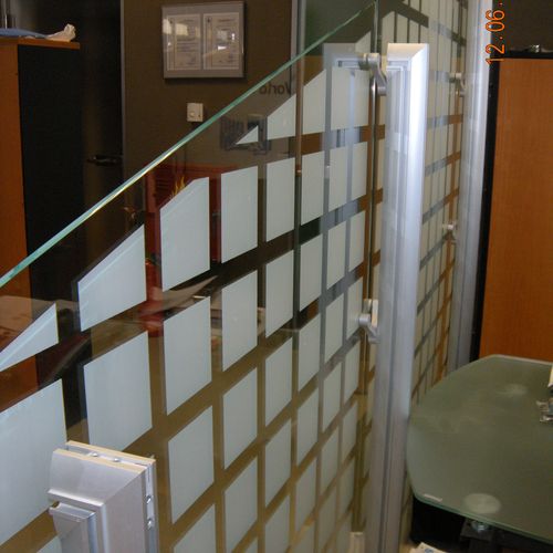 lousis.gr | Interior glass divider with pattern