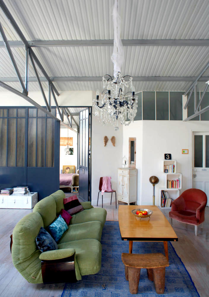 Modern living room with antique furniture | Interior Design Ideas ...