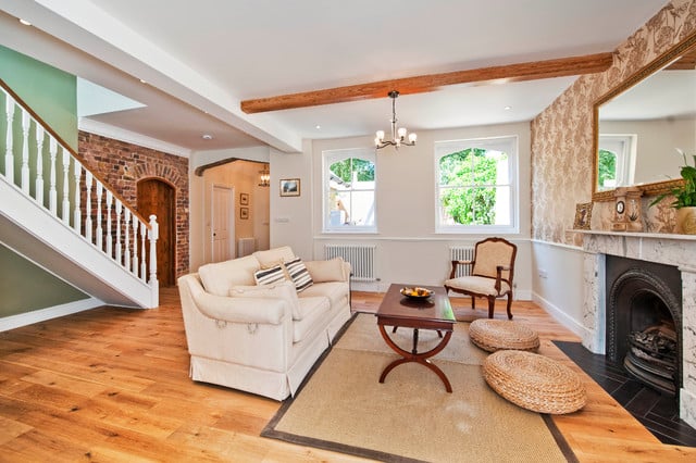 Creative and Practical: 16 Living Room Decorating Ideas With Floor Cushions