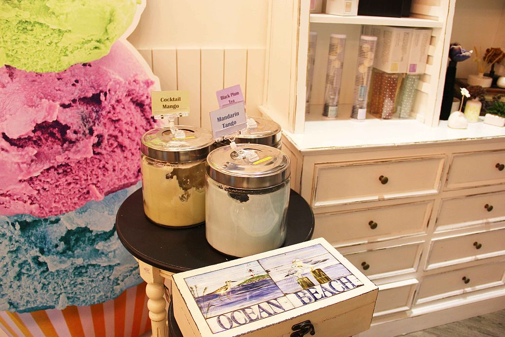What are some trendy DIY home decor ideas?