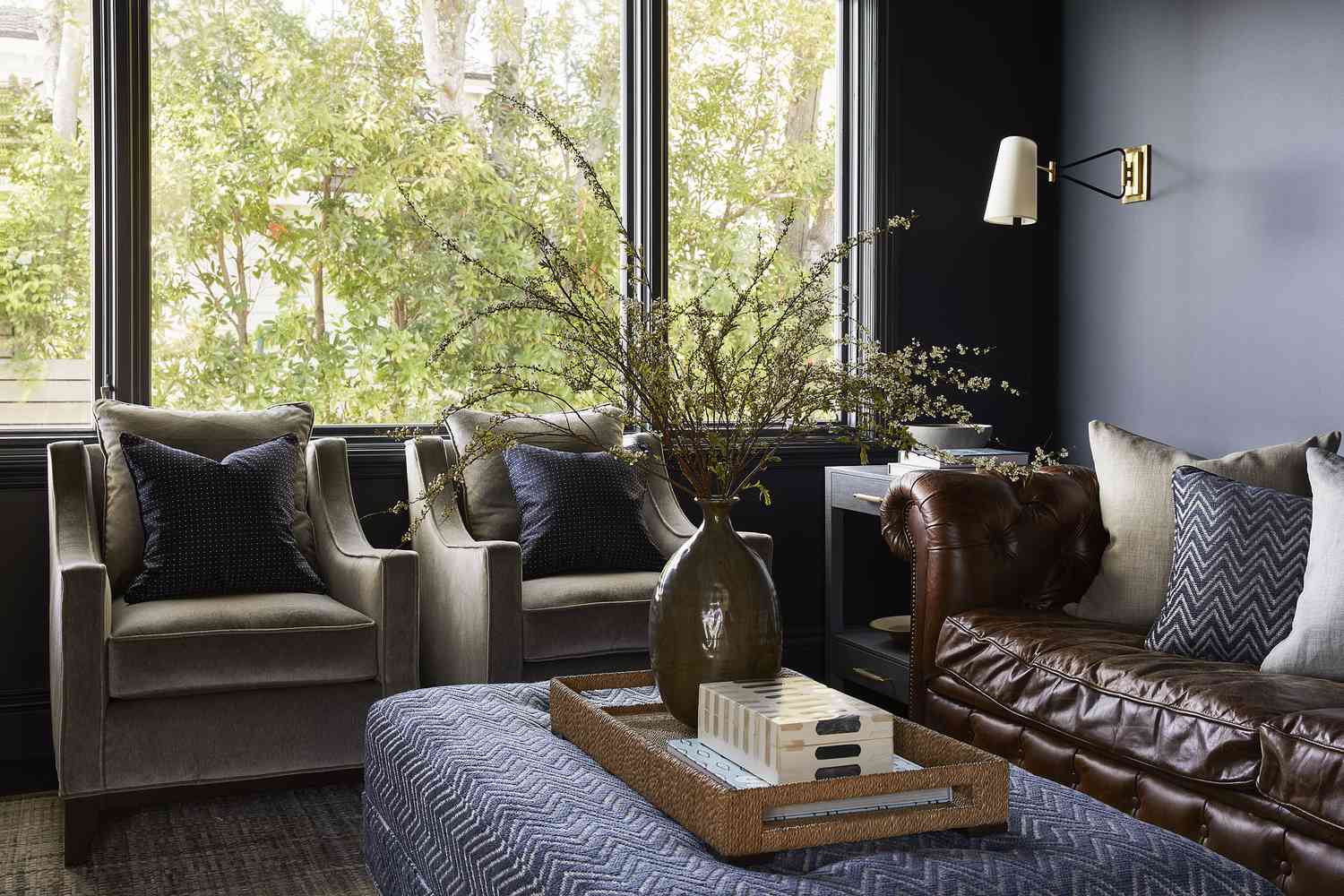 30 Dark Living Room Ideas That Will Instantly Make You Feel Cozy