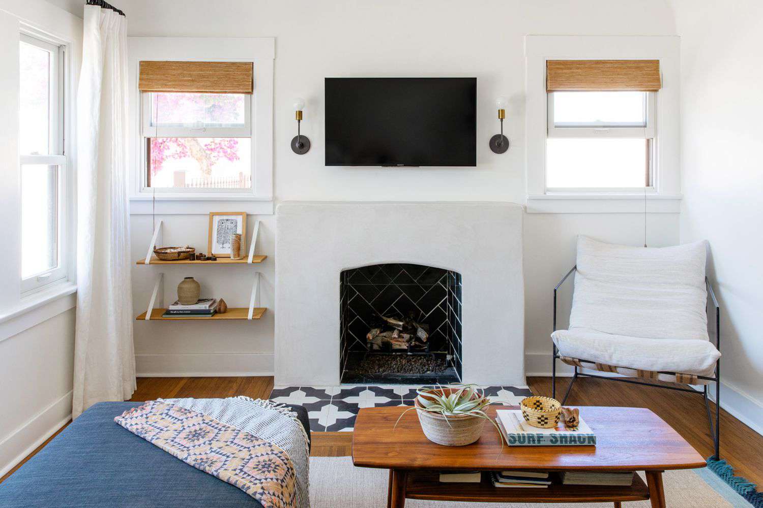 21 Small Living Rooms With TVs That Actually Look Good